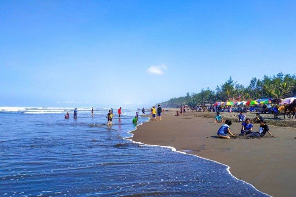 Pantai Indah Widarapayung: Santai di Pesisir Cilacap yang Tak Pernah Sepi